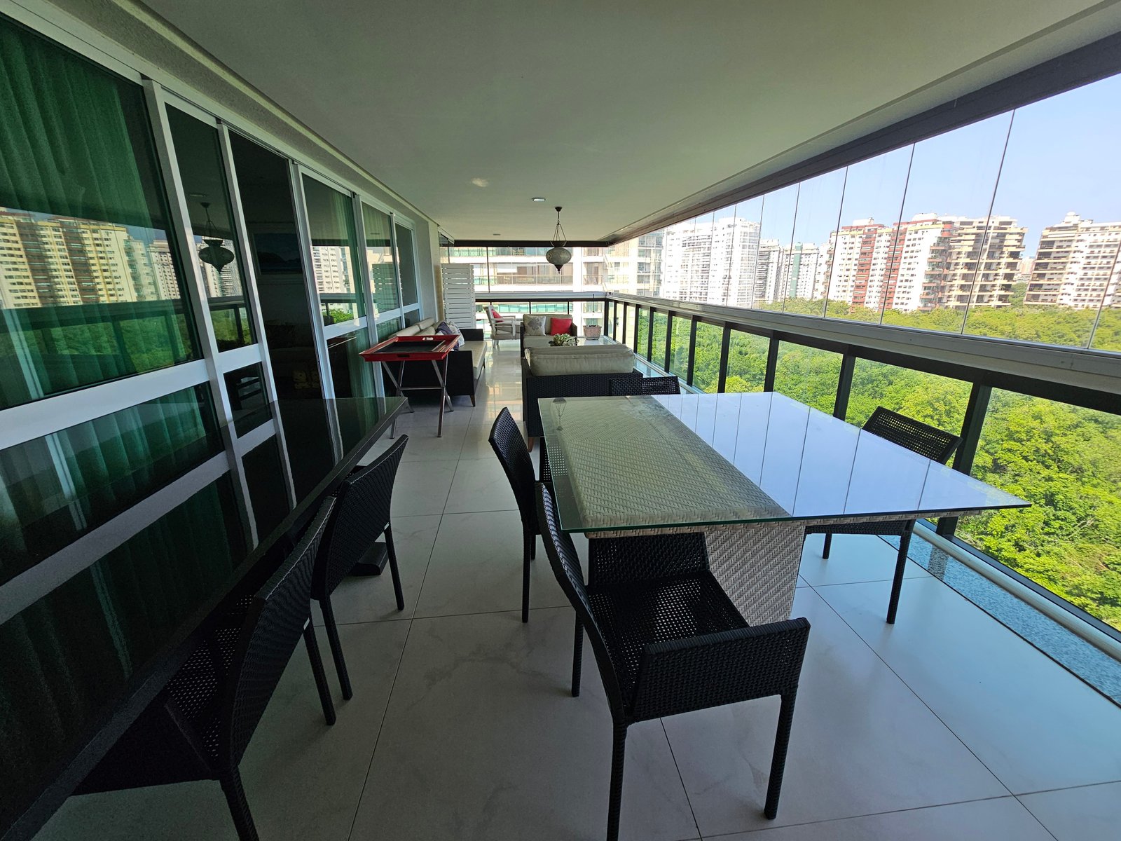 Varanda gourmet com mesa de jantar e vista diurna para a Península