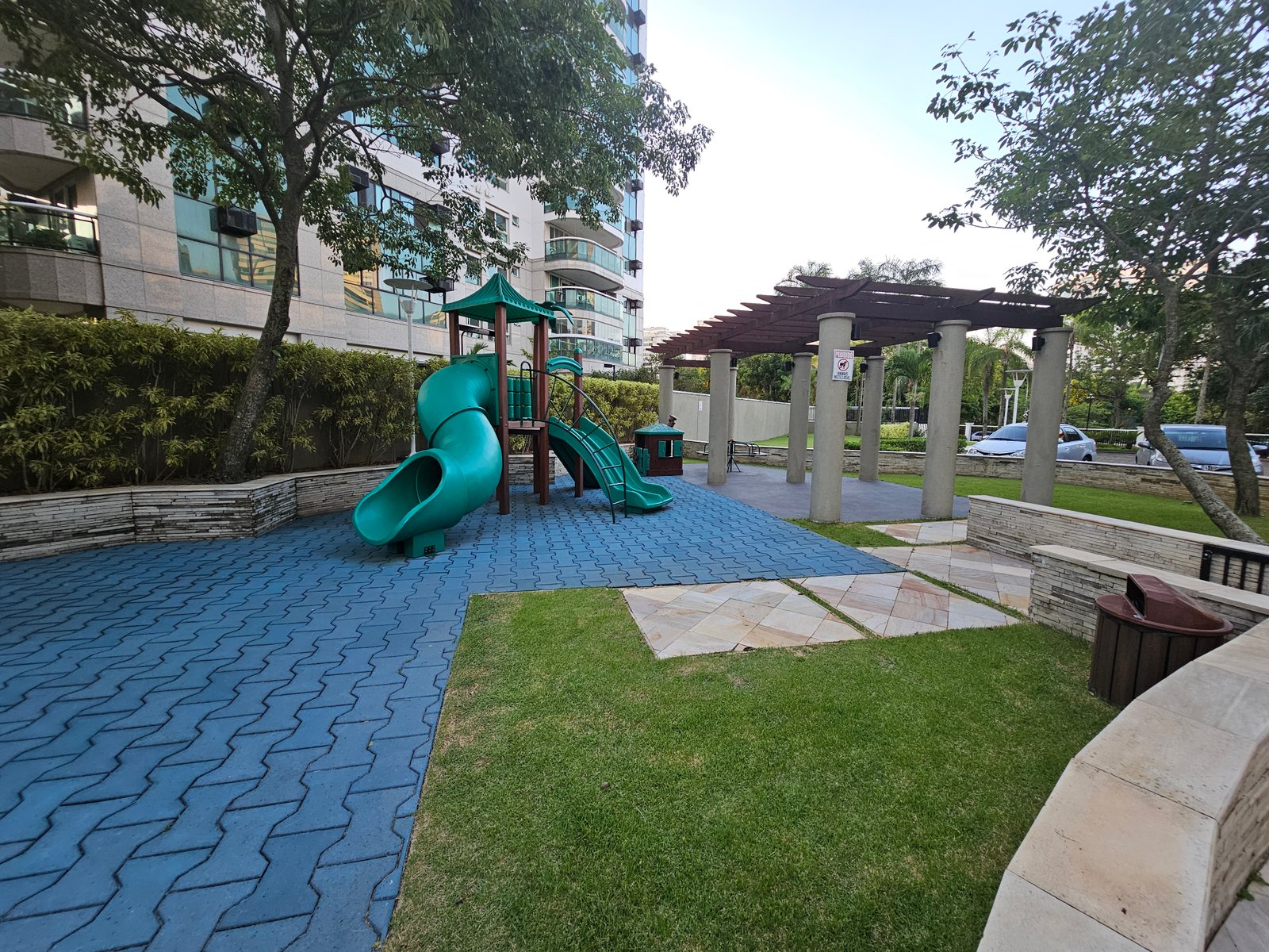 Playground infantil do condomínio com escorregador
