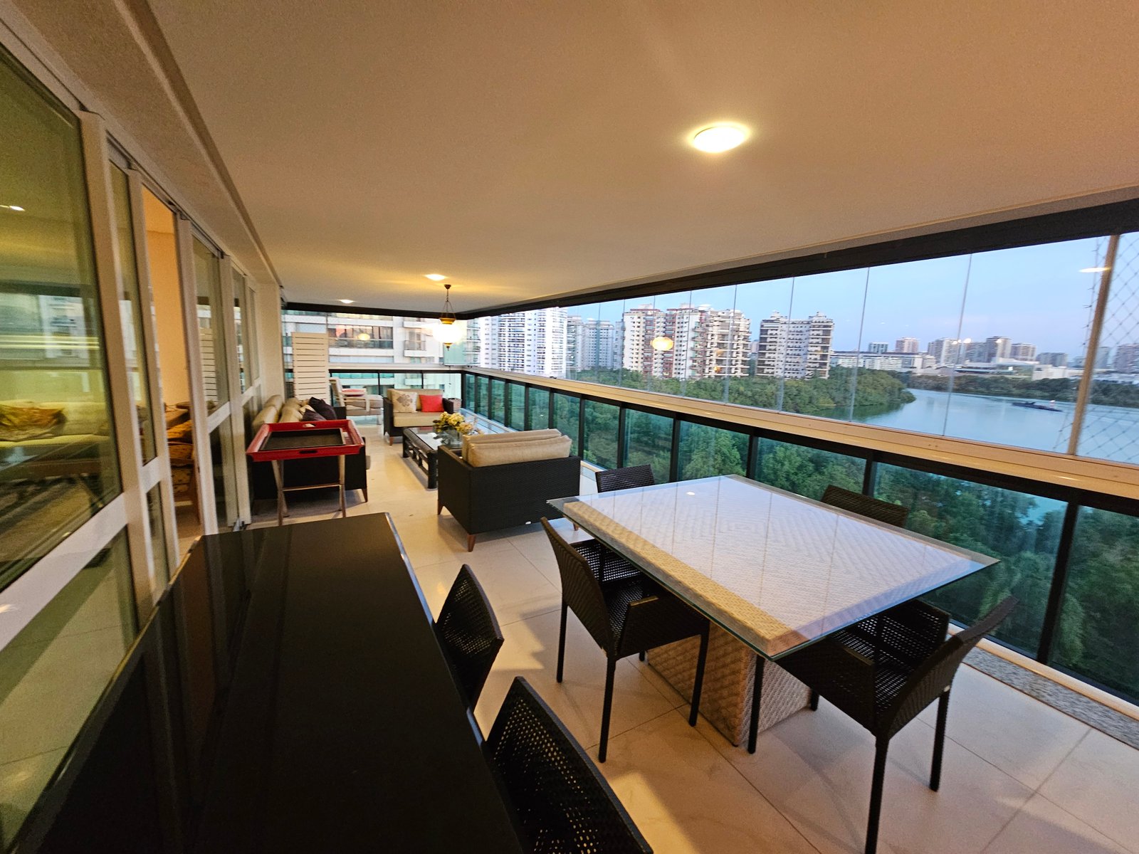 Varandão com mesa de jantar e vista panorâmica da Península