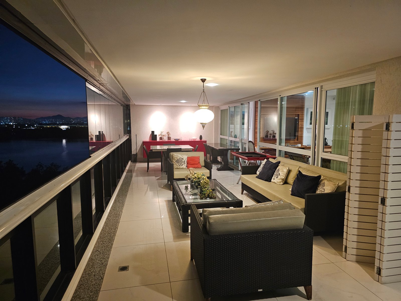 Varandão à noite com vista iluminada para a Lagoa