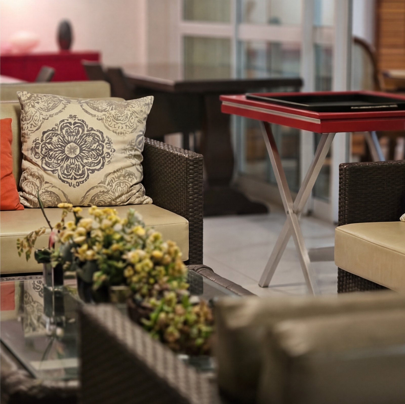 Sala de estar com sofás de vime e almofadas decorativas