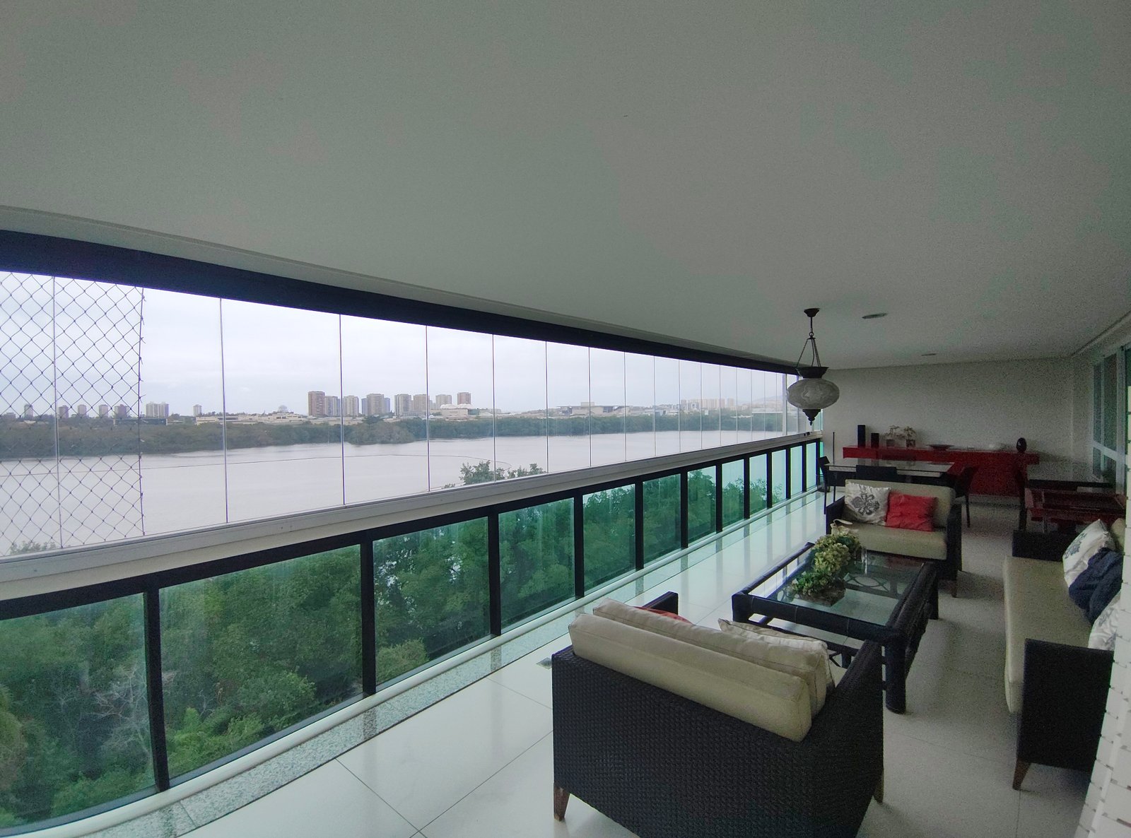 Varandão com vista para a Lagoa da Barra da Tijuca